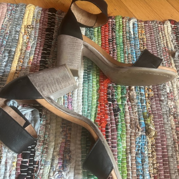 EOS Black and Tan Leather Sandals 39/8.5 - Picture 9 of 16